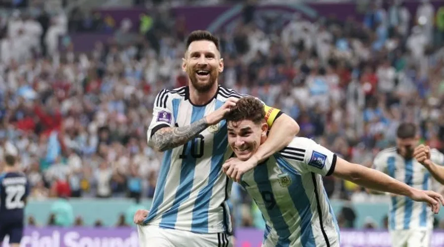 Messi e Julián Álvarez foram os destaques da Argentina no jogo
