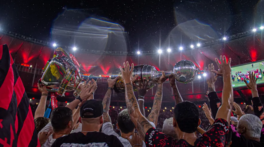 Jogadores do Flamengo erguem as taças da Copa do Brasil e da Libertadores