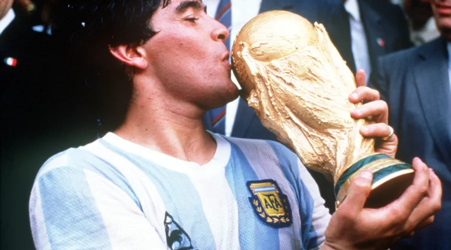 Maradona beija a taça da Copa do Mundo. Último título da Argentina foi em 1986