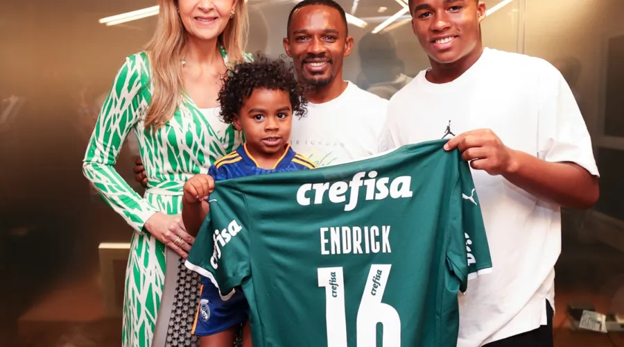 Endrick, à direita, posa com a camisa do Palmeiras ao lado do seu pai, seu irmão e Leila Pereira, presidente do Palmeiras.