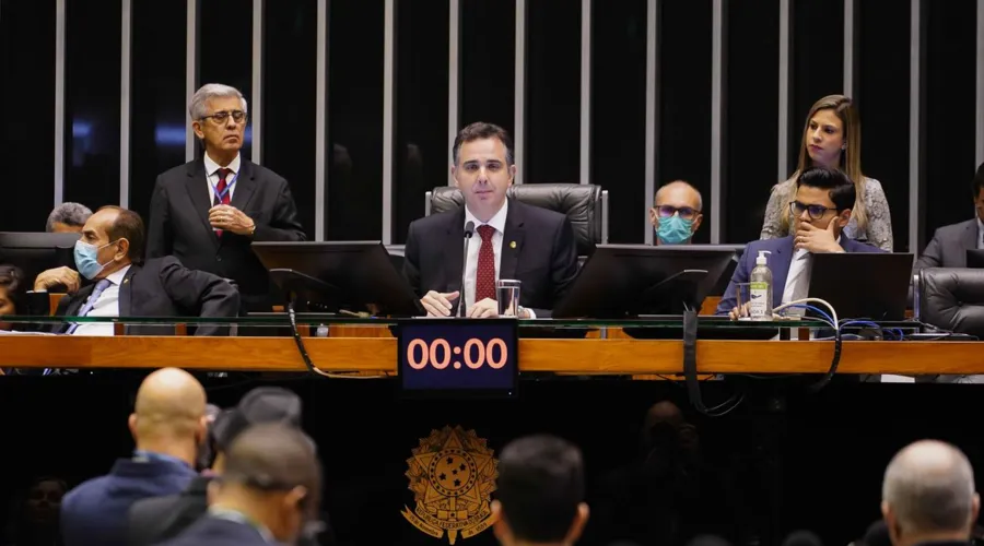 A votação foi realizada de maneira remota, já que muitos parlamentares estavam fora de Brasília