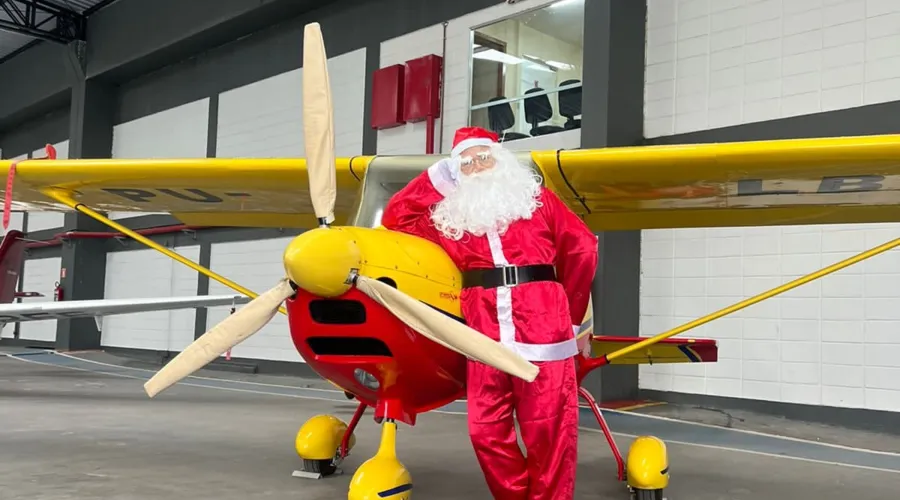 Papai Noel desembarcou em segurança e realizou a entrega dos brinquedos