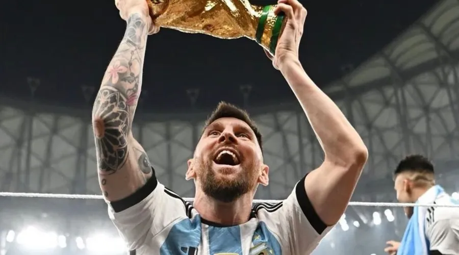 Messi ergue a taça da Copa do Mundo