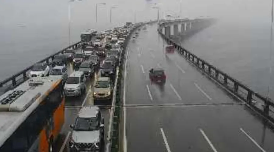 Alto fluxo de veículos, além da chuva que cai sobre a cidade complicam o trânsito