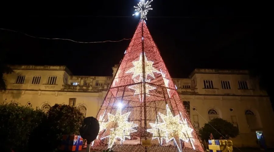 Cidade já recebeu decorações natalinas em diversos pontos