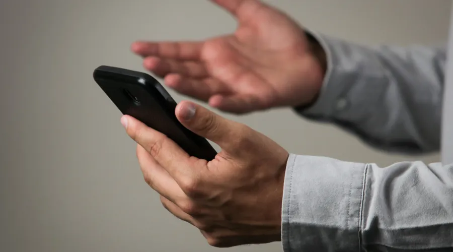 Estar 'sempre ligado' a celulares faz empregador acreditar que funcionário sempre estará disponível, diz estudo
