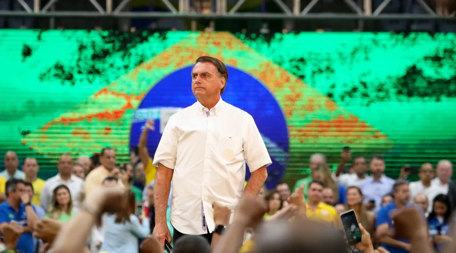 Bolsonaro se descreve como 'presidente do Brasil' e 'capitão do Exército Brasileiro' no LinkedIn