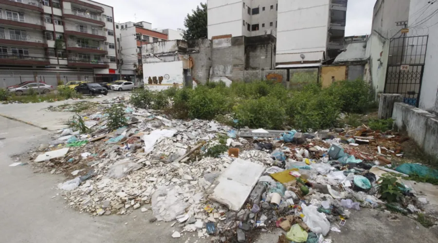 Espaço aberto tem acúmulo de lixo e causa dor de cabeça aos moradores