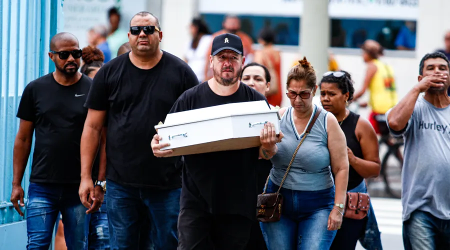 Familiares enterram bebê em São Gonçalo: dor e revolta