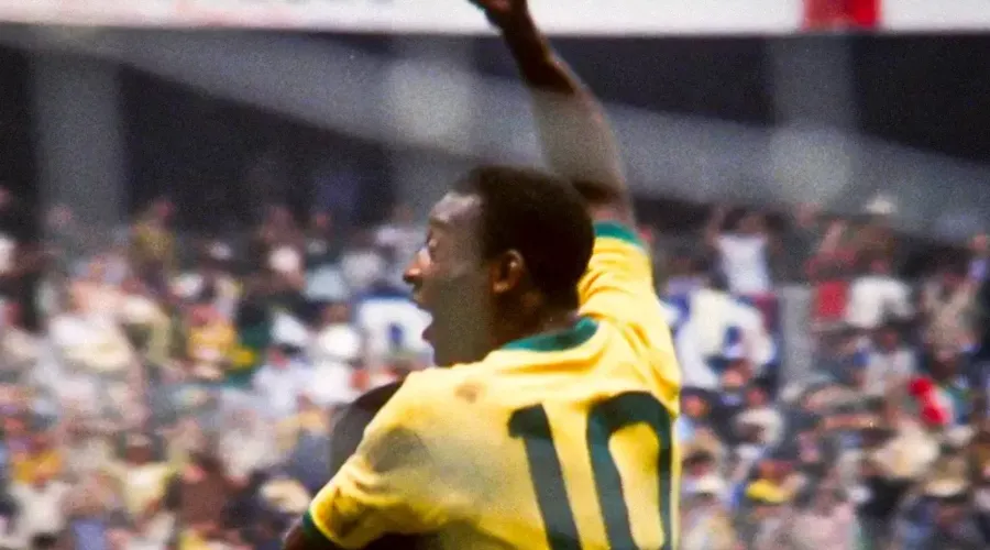 Pelé durante comemoração no Mundial de 70: última taça
