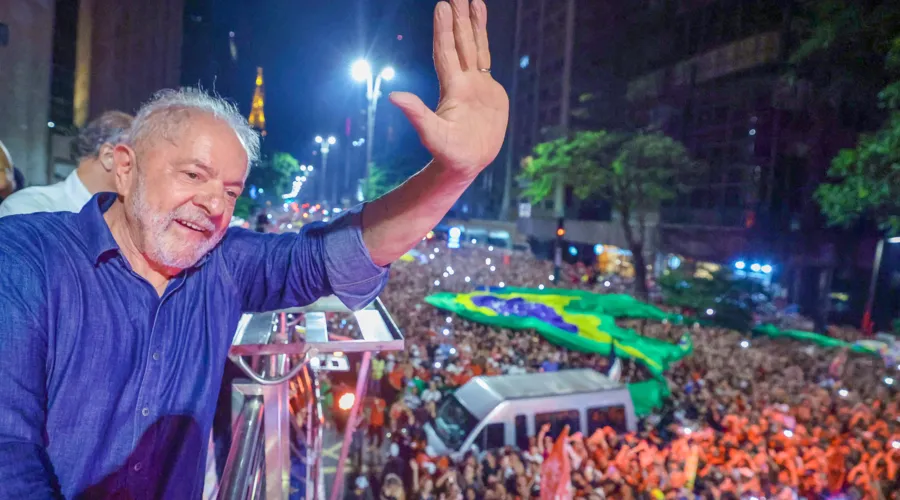 Mulher, homem, negro, branco, agro, catadores, este deve ser o grupo de pessoas passará faixa presidencial a Lula