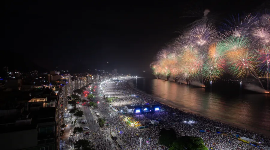 No céu de Copacabana, um espetáculo de 12 minutos de fogos piro-musicados teve grafismos inéditos e muita tecnologia, com brilhos e muitas cores