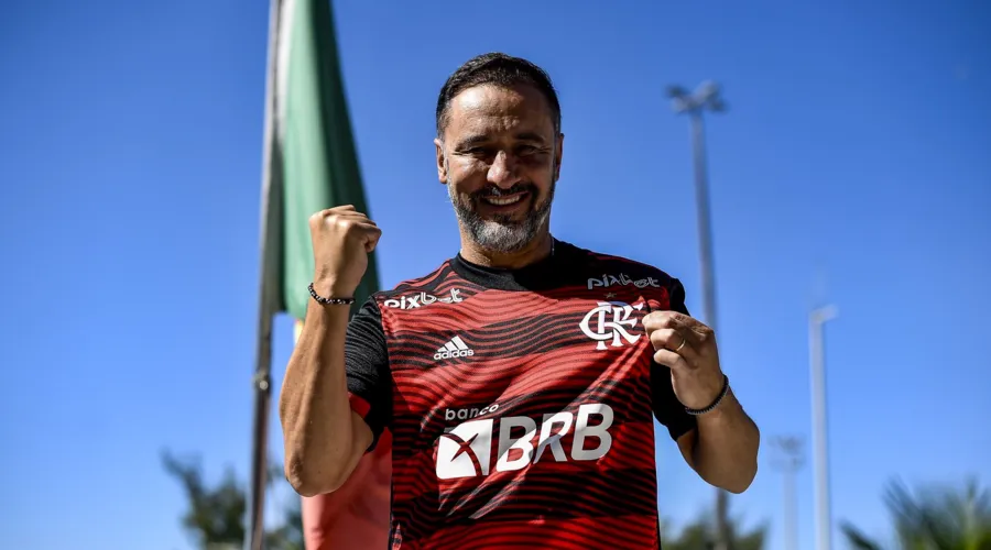 Vítor Pereira posa com a camisa do Flamengo