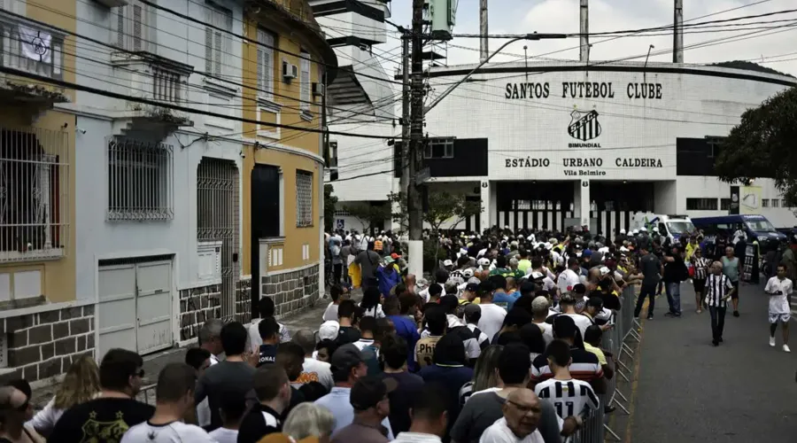 Fãs fazem fila no estádio da Vila Belmiro para se despedir de Pelé