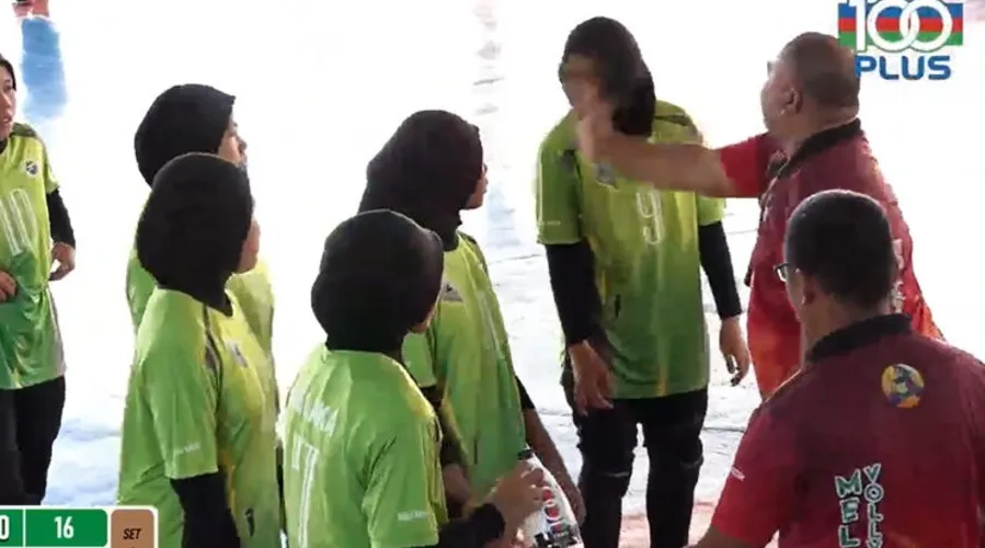 Técnico de vôlei de uma equipe sub-14 sa Malásia agridiu alunas durante jogo