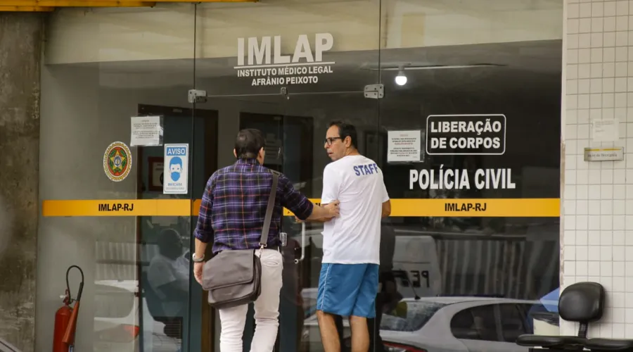 Parentes estiveram no IML do Centro do Rio para a liberação do corpo