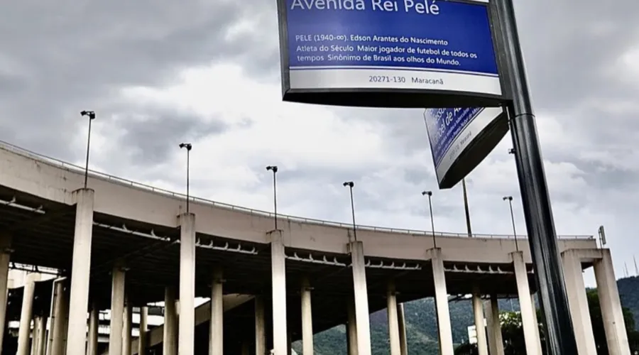 A nova placa da via contém breve biografia de Pelé