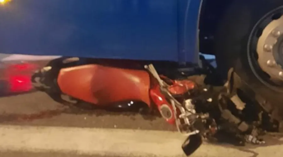A motocicleta foi parar embaixo do ônibus