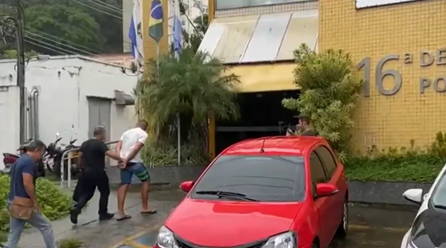 Homem foi preso em flagrante e encaminhado para a 16ª DP, na Barra da Tijuca