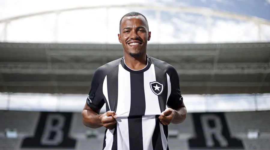 Marlon Freitas posa com a camisa do Botafogo