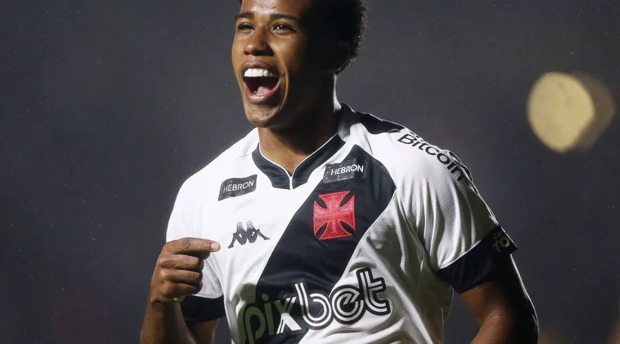 O jogador estreou no futebol profissional, com a camisa do Vasco, no Campeonato Carioca de 2021.