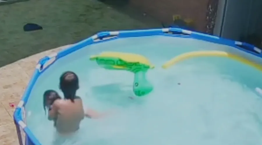 Menino salva irmã de um ano de se afogar em piscina