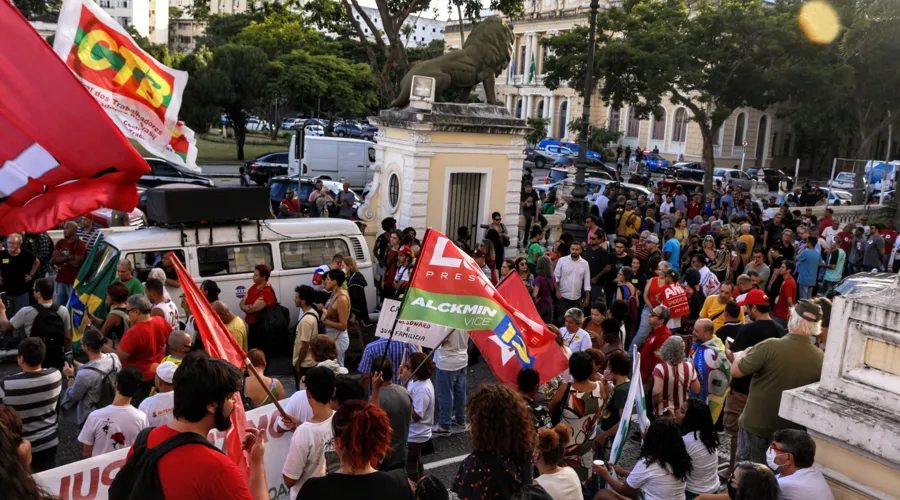 Manifestantes se reuniram em frente a Câmara Municipal de Niterói