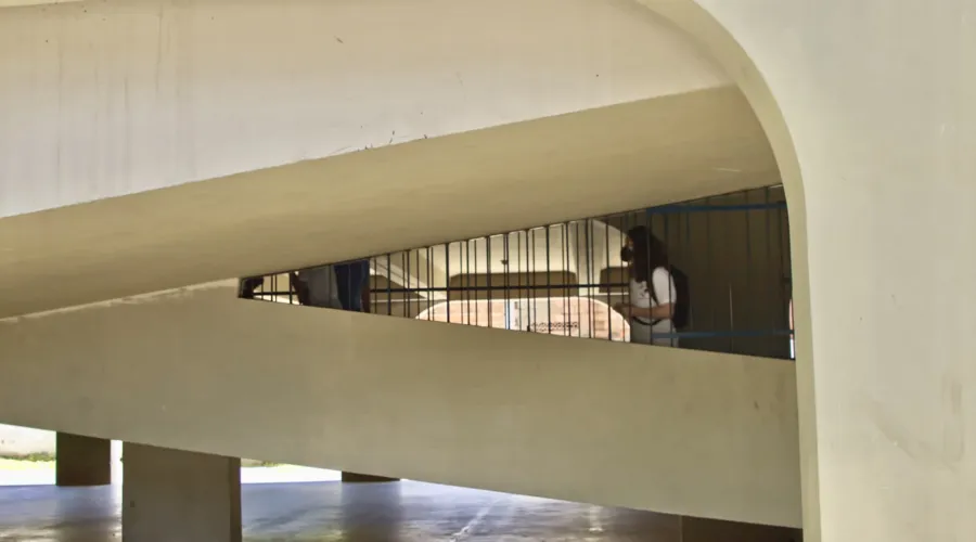Longa narra rotina da escola, que fica em Charitas, Niterói