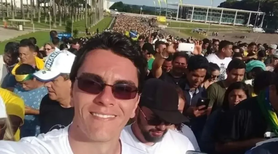Carlos postou foto em meio a multidão em Brasília