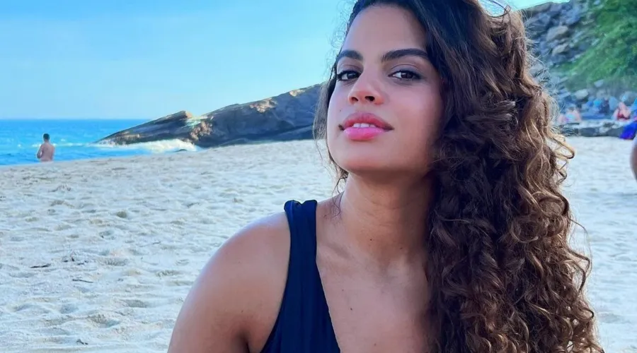 A atriz curtiu o forte verão carioca na praia do Leblon
