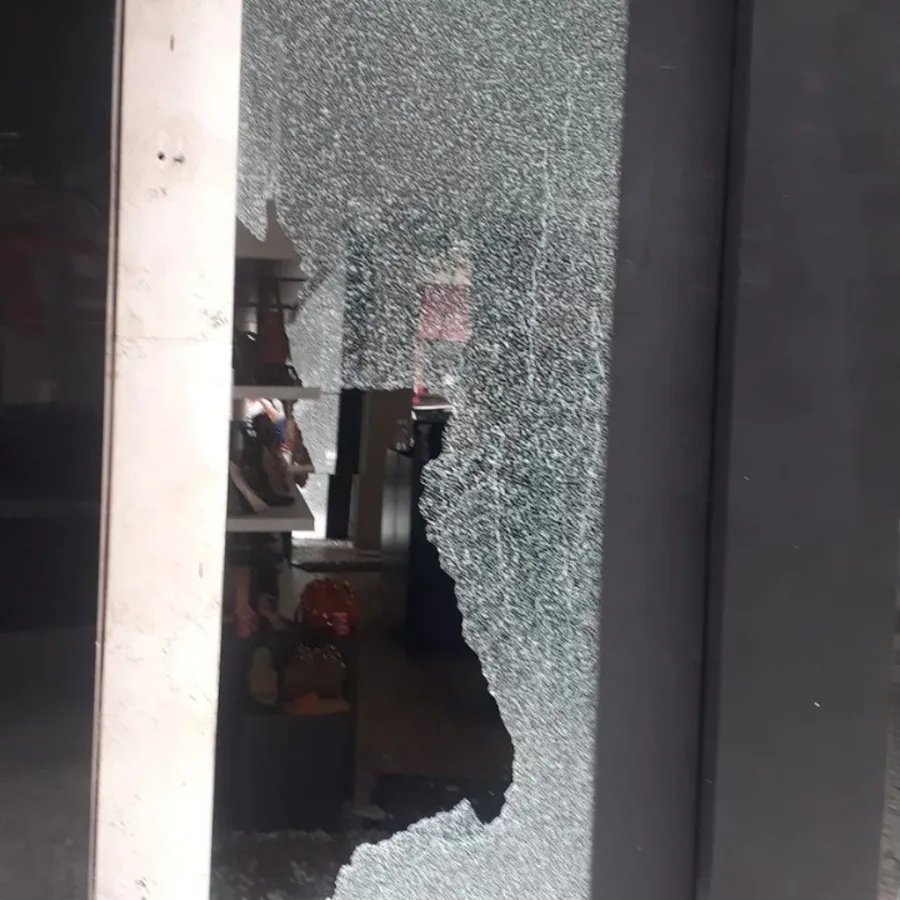 Um dos estabelecimentos teve o vidro quebrado pelos ladrões