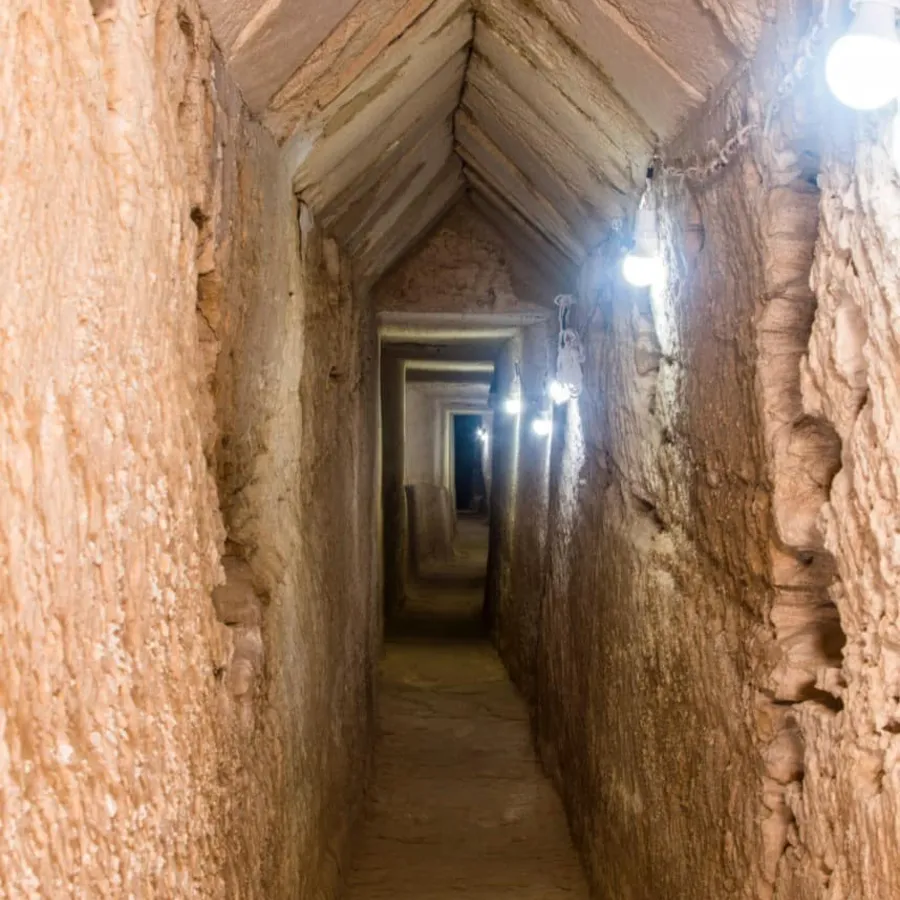 Túnel de rocha a cerca de 13 metros abaixo do Templo Tapuziris Magna