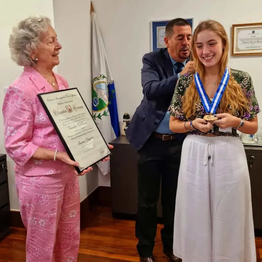 Julia Naspolini, de 16 anos, recebeu uma medalha em nome da mãe