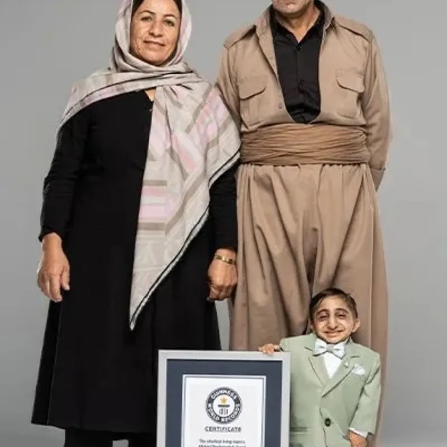 Afshin Esmaeil Ghaderzadeh ao lado dos pais