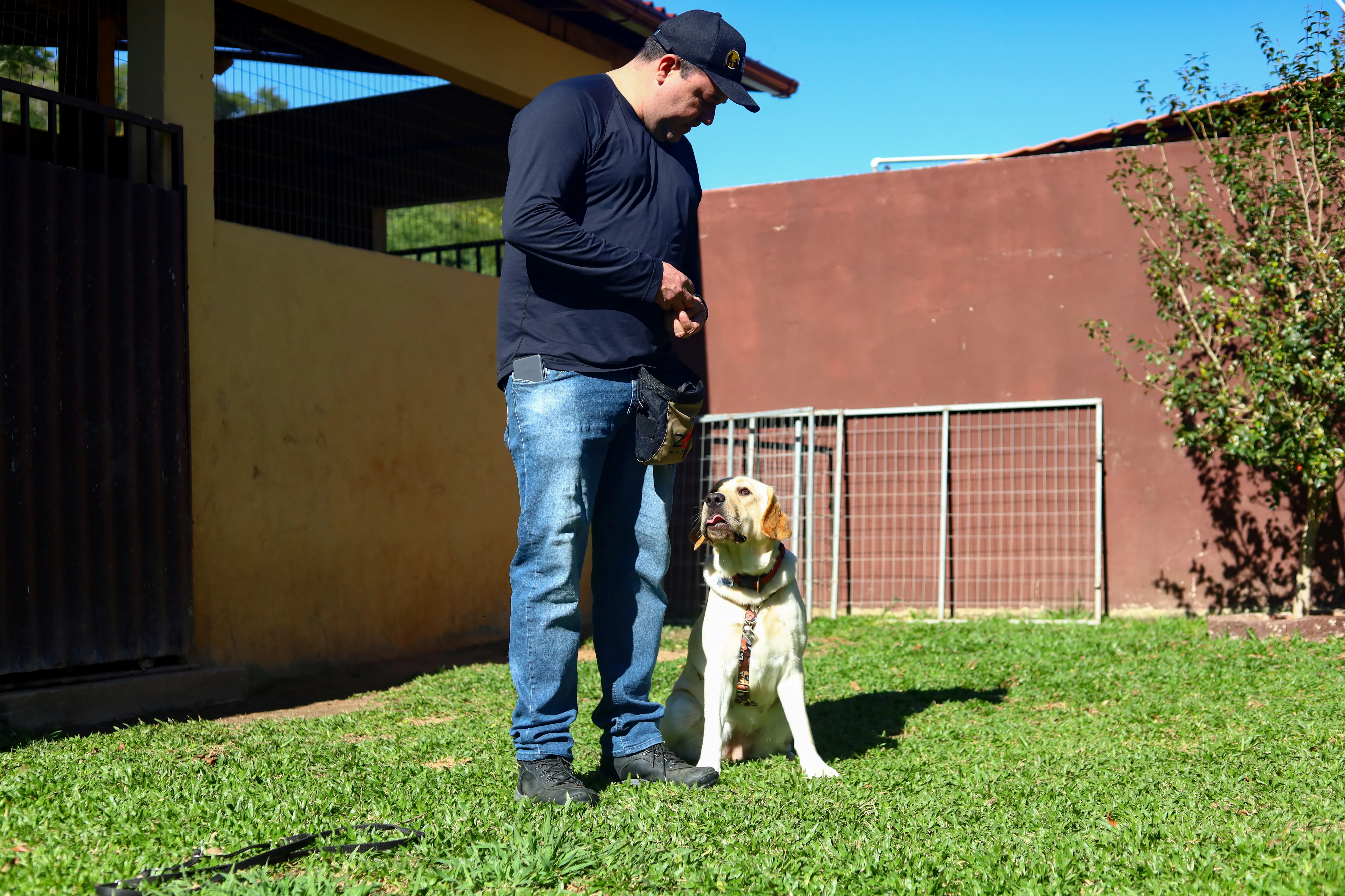 O adestrador de cães Carlos Sardinha atua no ramo desde 2016