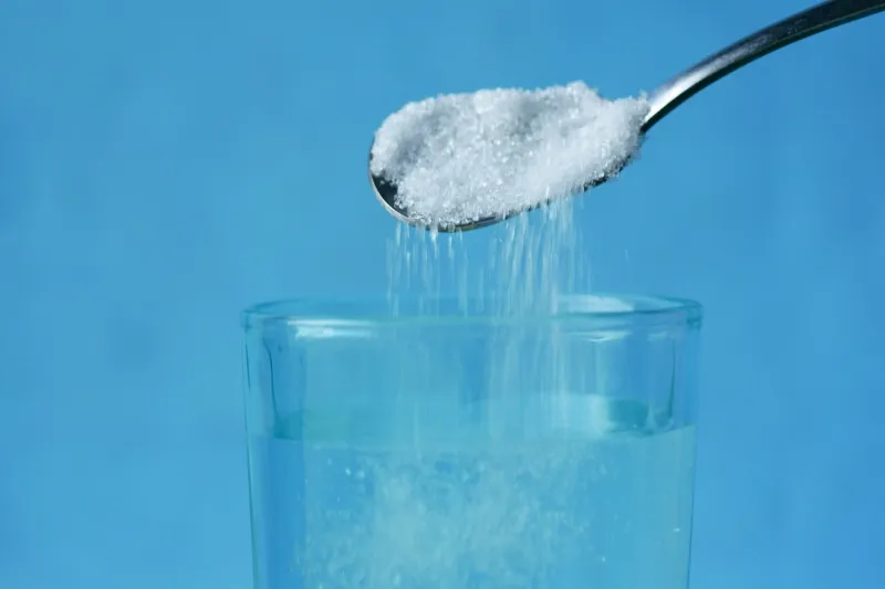 Adicionar mais sódio ao consumir água com sal pode levar a uma quantidade maior do que o recomendado pela Organização Mundial da Saúde (OMS)