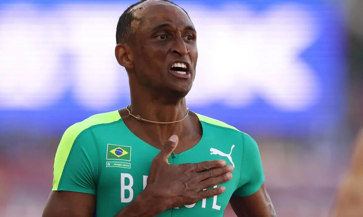 Dez meses após cirurgia, corredor faz índice olímpico e mundial nos 400 m