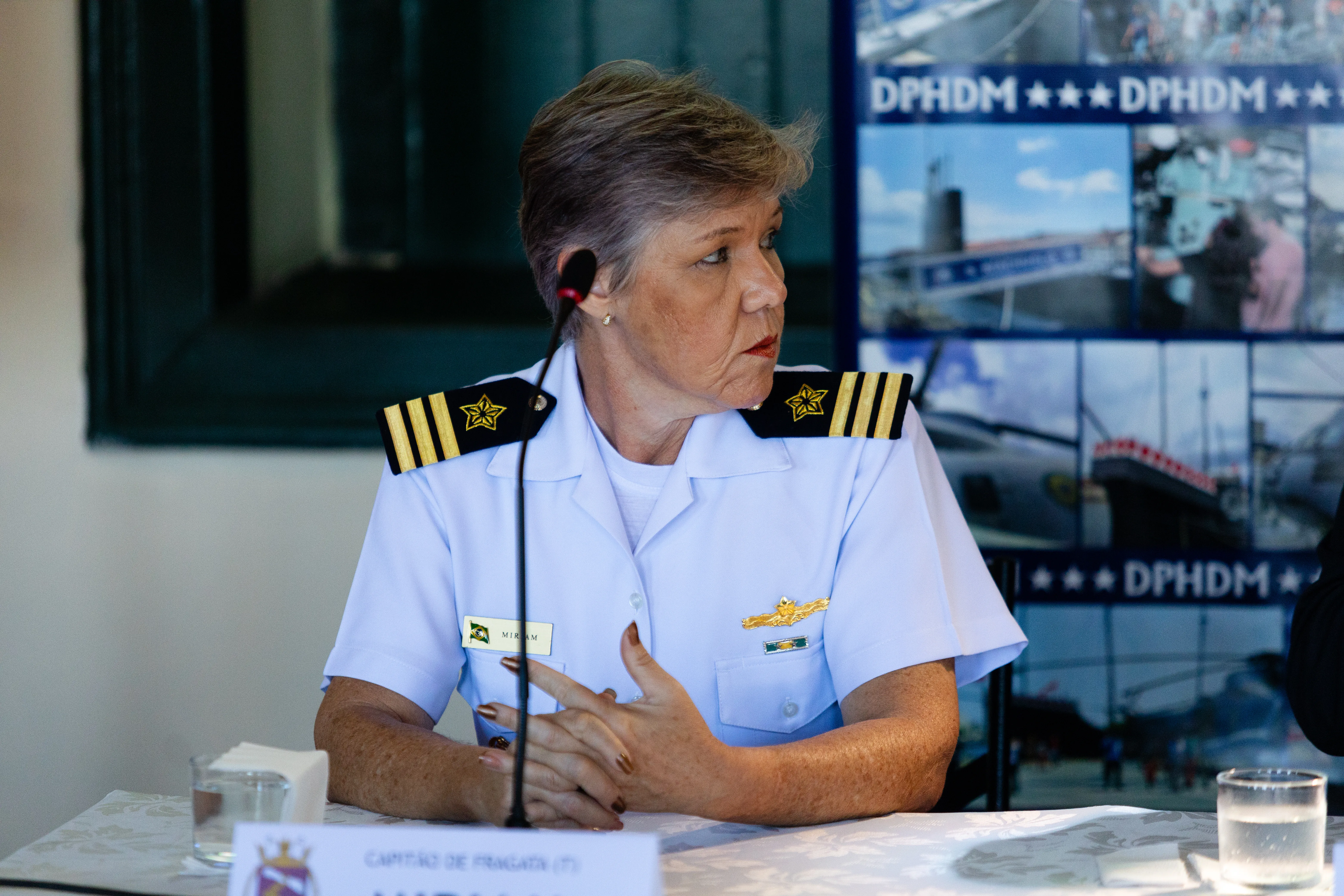 Capitão de fragatas e museóloga Miriam Benevenute, responsável pelo acervo histórico da Marinha
