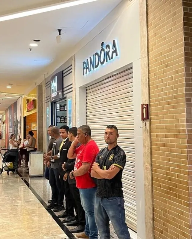 Dirigente do Flamengo ficou escondido em loja da Pandora