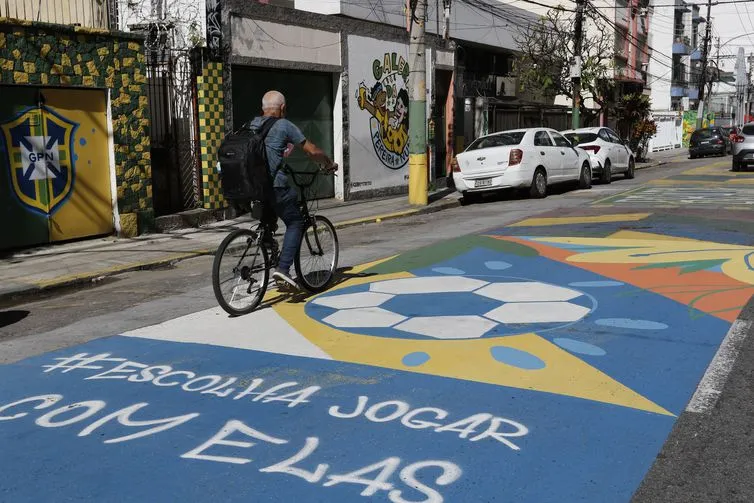 Trechos da Rua Pereira Nunes, em Vila Isabel, pintados para a Copa do Mundo de futebol feminino