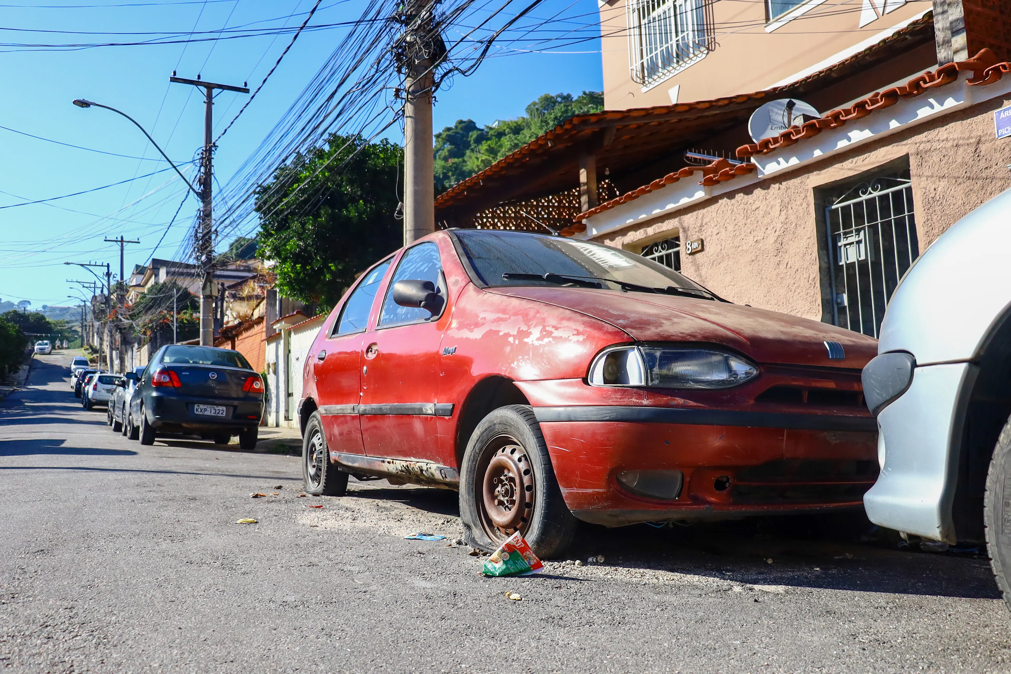 Moradores denunciam carro abandonado que é usado por usuários de drogas durante a noite