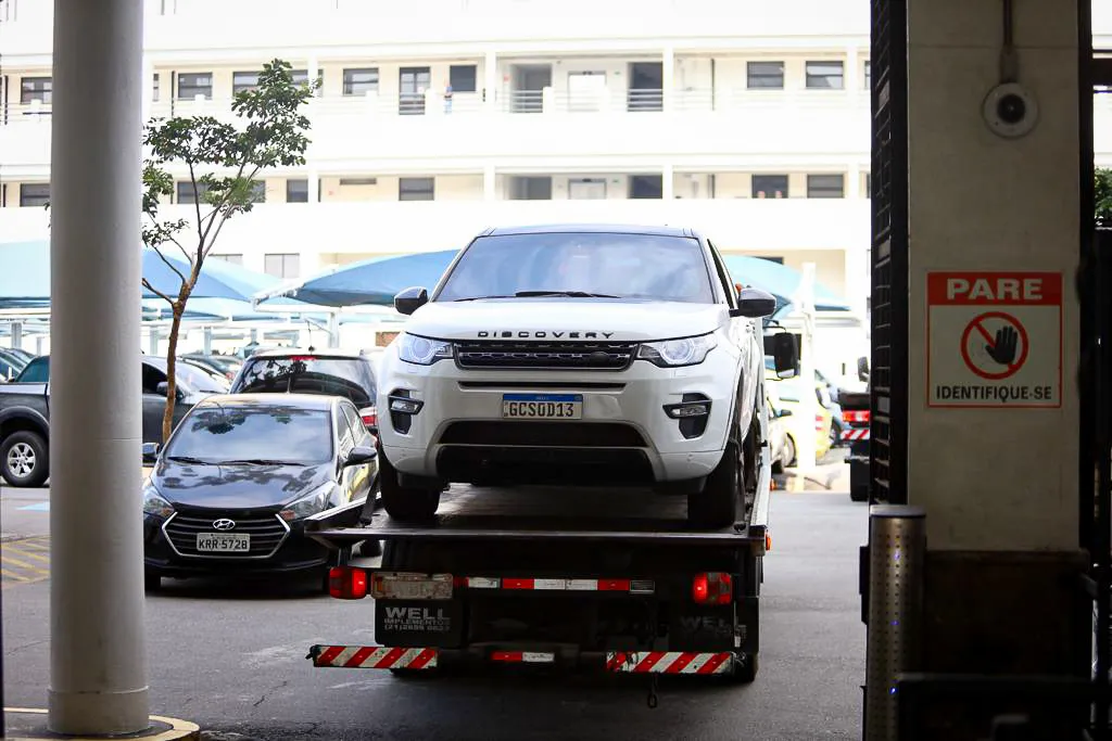 O veículo modelo Land Rover foi levado para a sede da PF, no Rio