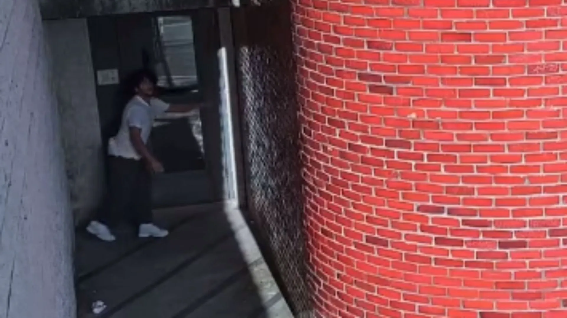 Homem fugiu escalando a parede da prisão, igual o 'homem-aranha'