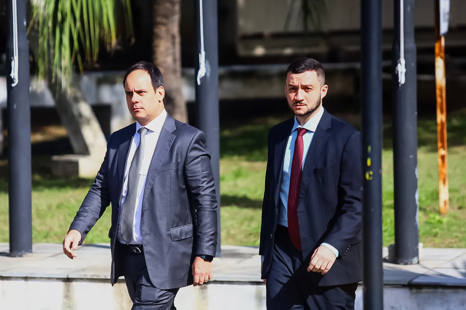 Advogados João Maia (gravata cinza) e Pedro Moutinho (gravata vermelha) estiveram na DDPP