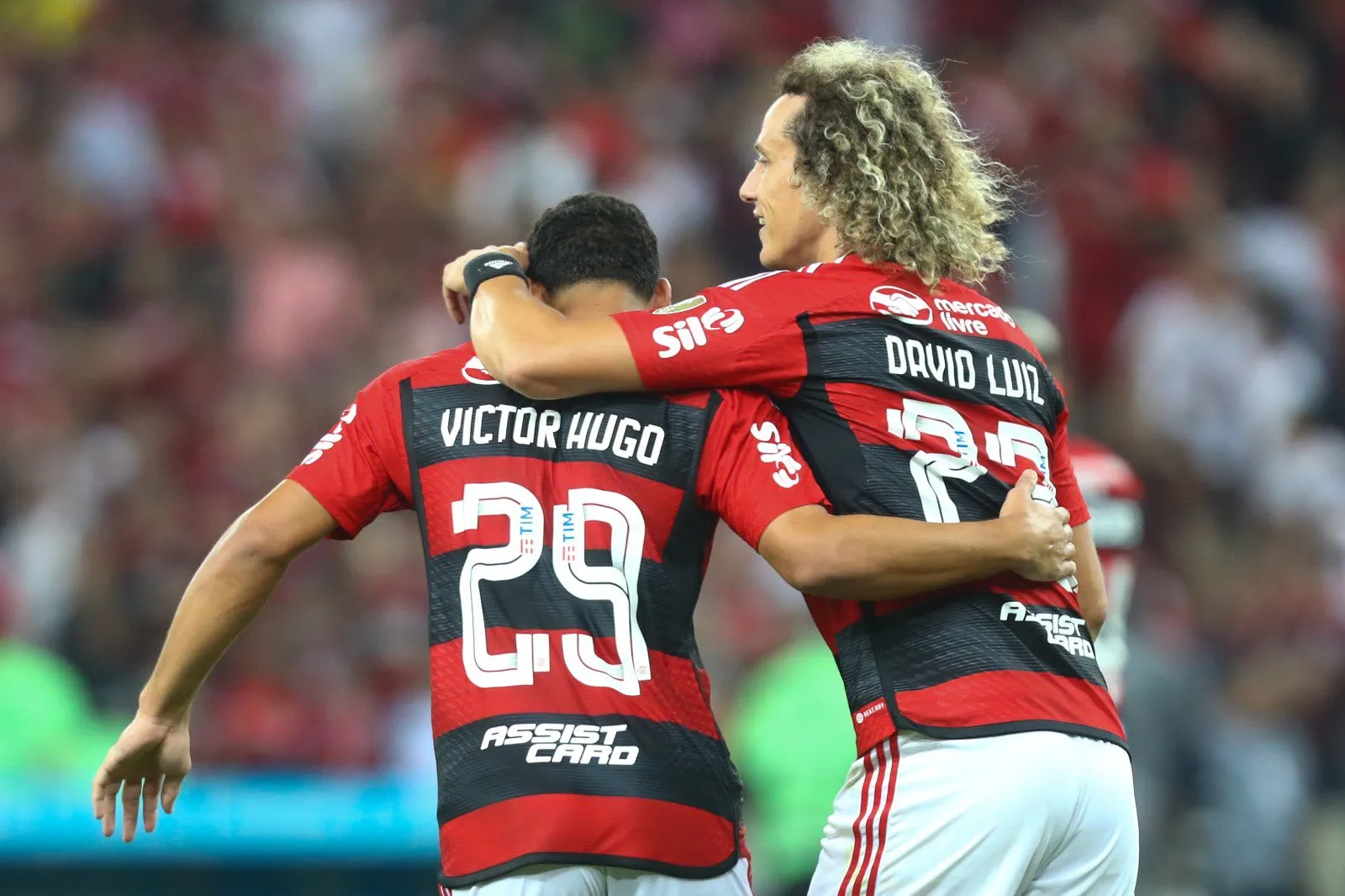 Cria Victor Hugo e David Luiz se abraçam após o quarto gol da equipe