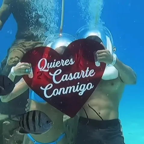 Thiago fez o pedido com uma placa em formato de coração