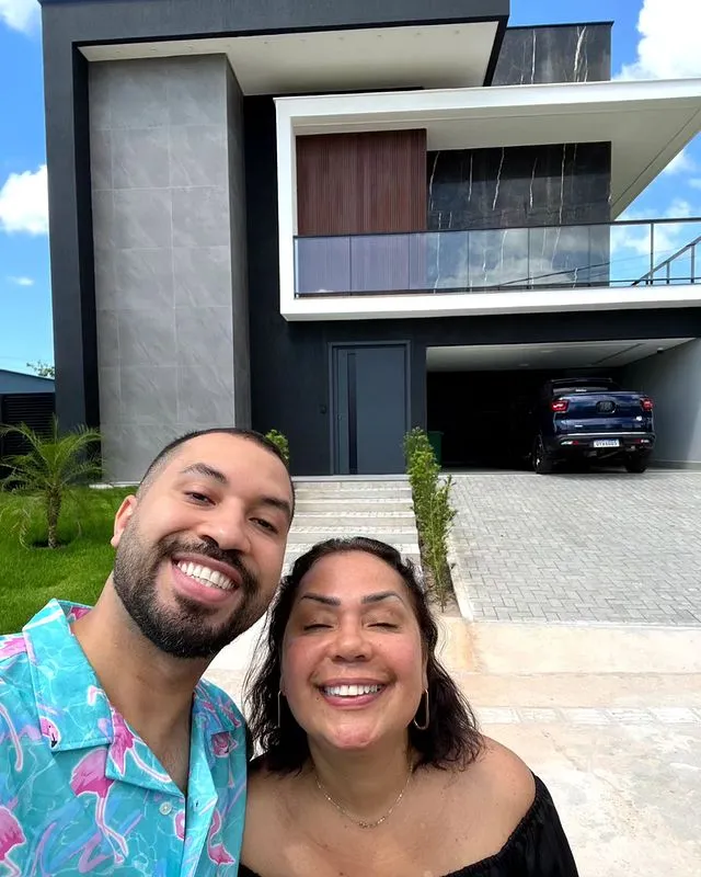 Gil também publicou uma foto ao lado da mãe da fachada da casa