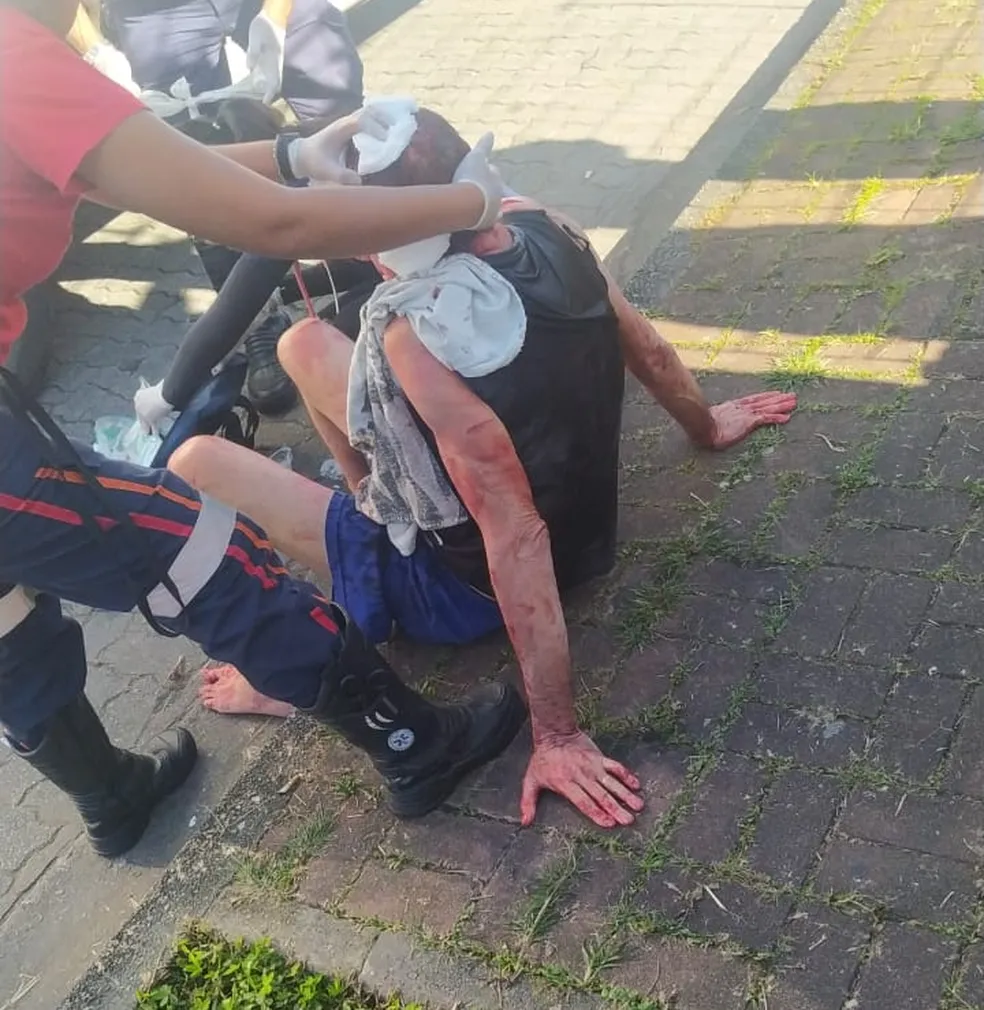Policiais encontraram o homem ensanguentado e sentado na calçada em frente ao prédio