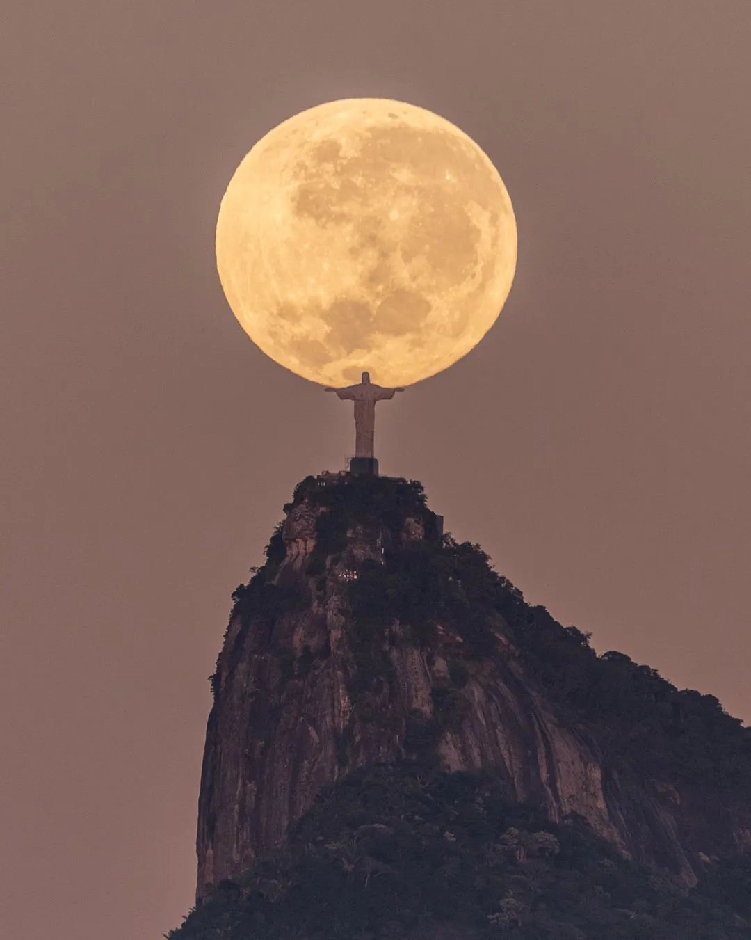 Imagem do Cristo 'segurando' a Lua ganha as redes sociais | Enfoco - O seu site de notícias
