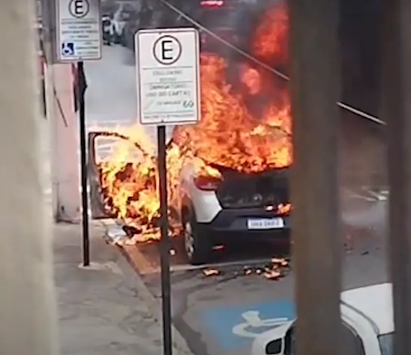 VÍDEO: Carro pega fogo no centro de Caxias do Sul